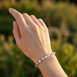 Pre Owned سوار ذهب أبيض عيار 18 قيراط بألماس مصنع في المختبر بوزن 13.5 قيراط بشكل إجاصي