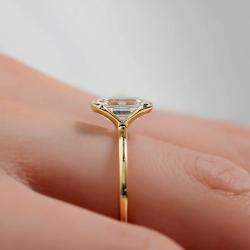 Pre Owned خاتم ألماس مُصنَّع في المختبر بوزن 2 قيراط بقطع زمردي من الذهب الأصفر عيار 14 بحجم 52.