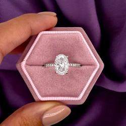 Pre Owned خاتم ألماس مصنع في المختبر بوزن 2.5 قيراط قطع بيضاوي من الذهب الأبيض عيار 14 بمقاس 52.