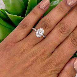 Pre Owned خاتم ألماس مصنع في المختبر بوزن 2.5 قيراط قطع بيضاوي من الذهب الأبيض عيار 14 بمقاس 52.