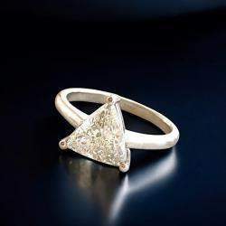 Pre Owned خاتم ألماس مُصنَّع في المختبر بشكل مثلث 1.5 قيراط من الذهب الأبيض عيار 14 لحجم 52.