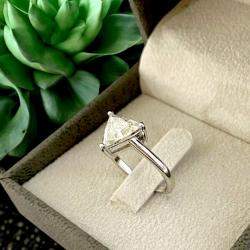 Pre Owned خاتم ألماس مُصنَّع في المختبر بشكل مثلث 1.5 قيراط من الذهب الأبيض عيار 14 لحجم 52.