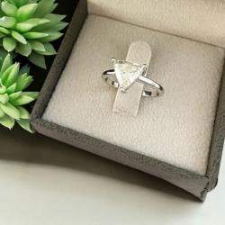 Pre Owned خاتم ألماس مُصنَّع في المختبر بشكل مثلث 1.5 قيراط من الذه ب الأبيض عيار 14 لحجم 52.