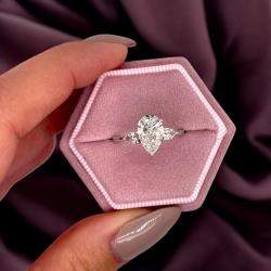 Pre Owned خاتم ألماس مصنع في المختبر بوزن 1.8 قيراط بقطع إجاصي من الذهب الأبيض عيار 14 مقاس 7.