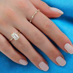 مملوكة مسبقًا 2 cts Lab Grown Emerald Diamond 18k Yellow Gold Engagement Ring Size 52