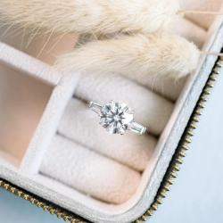 Pre Owned 1.9 cts Round Lab Grown Diamond 18k White Gold Engagement Ring Size 52