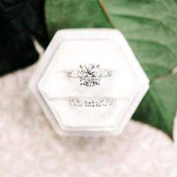 Pre Owned 1.9 cts Round Lab Grown Diamond 18k White Gold Engagement Ring Size 52