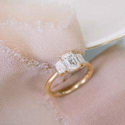 Pre Owned خاتم ألماس زمرد مُصنَّع في المختبر بوزن 4 قيراط من الذهب الأصفر عيار 18 بمقاس 7.