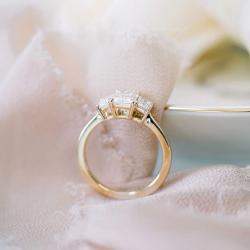 Pre Owned خاتم ألماس زمرد مُصنَّع في المختبر بوزن 4 قيراط من الذهب الأصفر عيار 18 بمقاس 7.