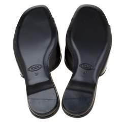 Pre Owned حذاء سلايدز تودز فلات مقدمة مفتوحة فيونكة زخرفة كريستال جلد أسود إصدار محدود مقاس 37