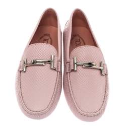 مملوكة مسبقًا حذاء لوفرز تودز مزين حرف تي مزدوج و طراز سليب أون جلد ثعبان بارز وردي مقاس 40.5