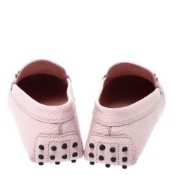 مملوكة مسبقًا حذاء لوفرز تودز مزين حرف تي مزدوج و طراز سليب أون جلد ثعبان بارز وردي مقاس 40.5