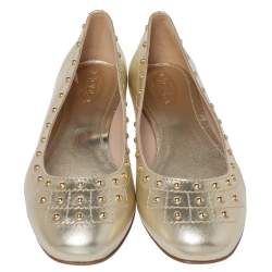 مملوكة مسبقًا حذاء فلات تودز مرصع جلد ذهبي ميتاليك مقاس 37.5