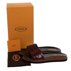 Pre Owned حذاء سلايدز تودز فلات مرصع جلد نقش تمساح عنابي مقاس 38