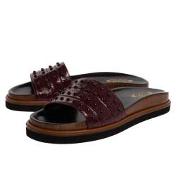 Pre Owned حذاء سلايدز تودز فلات مرصع جلد نقش تمساح عنابي مقاس 38