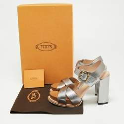 Pre Owned صندل تودز جلد ميتالك فضي سيور متعاكسة نعل سميك بحزام للكاحل مقاس 37.5