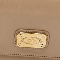 مملوكة مسبقًا Tod's Beige Leather Plaque Logo Continental Flap Wallet
