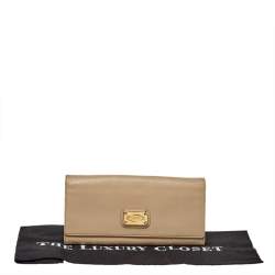 مملوكة مسبقًا Tod's Beige Leather Plaque Logo Continental Flap Wallet