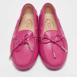 مملوكة مسبقًا Tod's Pink Leather Bow Gommino Slip On Loafers Size 37.5