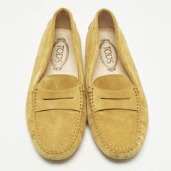 مملوكة مسبقًا حذاء لوفرز تودز سليب أون شامواه بيج مزين بالكريستال مقاس 39.5