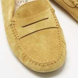 مملوكة مسبقًا حذاء لوفرز تودز سليب أون شامواه بيج مزين بالكريستال مقاس 39.5