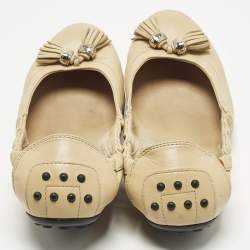 مملوكة مسبقًا حذاء باليرينا فلات تودز سكرنش جلد بيج مقاس 37