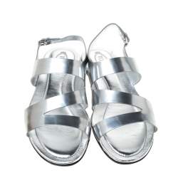 Pre Owned صندل فلات تودز جلد فضي ميتاليك مقاس 37.5