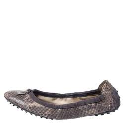 Pre Owned حذاء باليرينا فلات تودز طراز مجعد جلد ثعبان و سويدي بيج و رصاصي مقاس 41.5