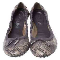 Pre Owned حذاء باليرينا فلات تودز طراز مجعد جلد ثعبان و سويدي بيج و رصاصي مقاس 41.5