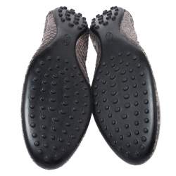 Pre Owned حذاء باليرينا فلات تودز طراز مجعد جلد ثعبان و سويدي بيج و رصاصي مقاس 41.5