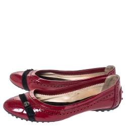 Pre Owned حذاء باليرينا فلات تودز جلد لامع بروغي أحمر داكن مقاس 38