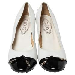 مملوكة مسبقًا حذاء كعب عالي تودز فيونكة غطاء مقدمة  جلد لامع أسود وجلد أبيض  مقاس 39.5