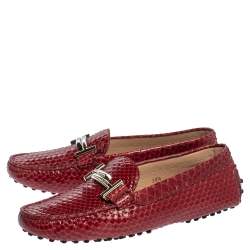 مملوكة مسبقًا حذاء لوفرز تودز سليب أون حرف تي مزدوج جلد ثعبان أحمر مقاس 38.5