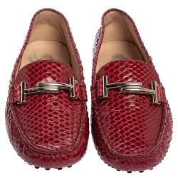 مملوكة مسبقًا حذاء لوفرز تودز سليب أون حرف تي مزدوج جلد ثعبان أحمر مقاس 38.5