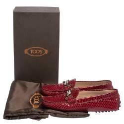 مملوكة مسبقًا حذاء لوفرز تودز سليب أون حرف تي مزدوج جلد ثعبان أحمر مقاس 38.5