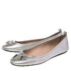 مملوكة مسبقًا حذاء باليرينا فلات تودز جلد فضي ميتاليك مرصع مقاس 38