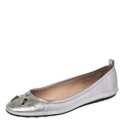 مملوكة مسبقًا حذاء باليرينا فلات تودز جلد فضي ميتاليك مرصع مقاس 38