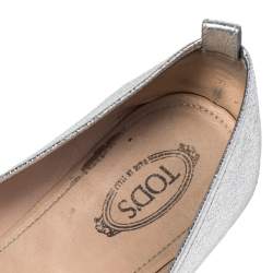 مملوكة مسبقًا حذاء باليرينا فلات تودز جلد فضي ميتاليك مرصع مقاس 38