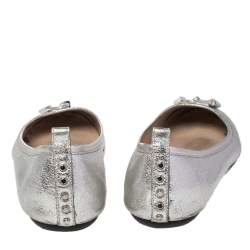 مملوكة مسبقًا حذاء باليرينا فلات تودز جلد فضي ميتاليك مرصع مقاس 38