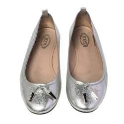 مملوكة مسبقًا حذاء باليرينا فلات تودز جلد فضي ميتاليك مرصع مقاس 38