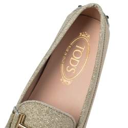 مملوكة مسبقًا حذاء لوفرز تودز غليتر ذهبي مزين حرف تي مزدوج سليب أون مقاس 39.5