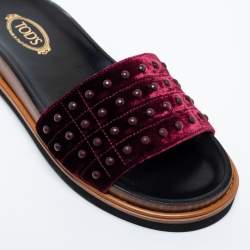 Pre Owned صندل سلايد فلات تودز قطيفة عنابي مرصع مقاس 37