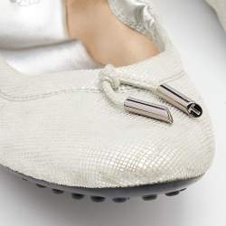 مملوكة مسبقًا حذاء باليرينا فلات تودز سكرانش جلد نوبوك فضي منقوش بفيونكة مقاس 39