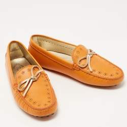 مملوكة مسبقًا Tod's Orange Perforated Leather Bow Slip On Loafers Size 40.5