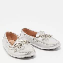 مملوكة مسبقًا Tod's Silver Leather Logo Charm Bow Slip On Loafers Size 37