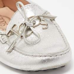 مملوكة مسبقًا Tod's Silver Leather Logo Charm Bow Slip On Loafers Size 37