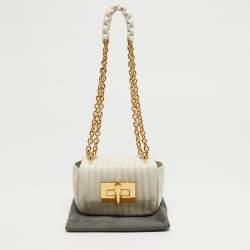 مملوكة مسبقًا حقيبة كتف توم فورد "ناتاليا" صغيرة مبطنة مخططة بيضاء فاتحة