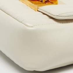 مملوكة مسبقًا حقيبة كتف توم فورد "ناتاليا" صغيرة مبطنة مخططة بيضاء فاتحة