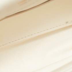 مملوكة مسبقًا حقيبة كتف توم فورد "ناتاليا" صغيرة مبطنة مخططة بيضاء فاتحة