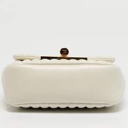 مملوكة مسبقًا حقيبة كتف توم فورد "ناتاليا" صغيرة مبطنة مخططة بيضاء فاتحة